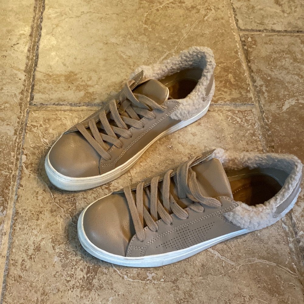 Faux fur sneakers / star / tan /size 7